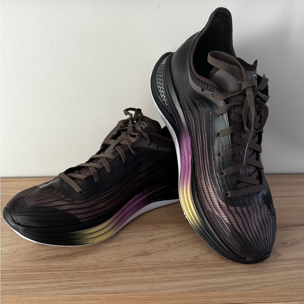 Vimazi Z20 sneakers, women size 7.